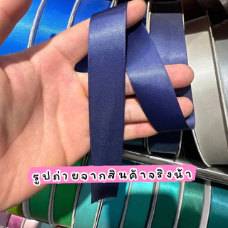 โบว์ผูกผมนักเรียน เป็นผ้าผูกริบบิ้นเงามันวาว 2 ด้าน ผ้าซาตินทออย่างดี สามาถใช้ได้ซ้ำบ่อยๆได้ ความยาวประมาณ 80 ซม.