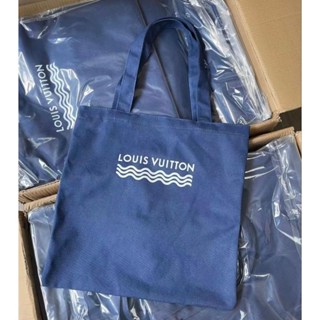 กระเป๋าผ้า LV Louis Vuitton  Limited Edition.  มีให้เฉพาะ ลูกค้า VIP ที่ร่วมงาน เปิดตัว event  Xiamen pop-up shop   🏖️