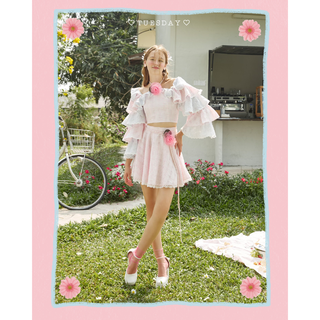TUESDAY SET ชุดเซ็ตเสื้อแขนยาวระบาย กับกระโปรงสั้นบานพริ้ว ลายตาราง