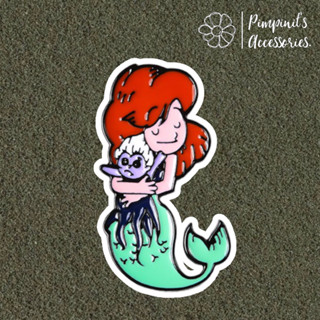 🇹🇭 พร้อมส่ง : 🧜🏻‍♀️ เข็มกลัดลายเจ้าหญิงแอเรียลกอดตุ๊กตาเออร์ซูลา | Ariel Princess Hugging Usula Doll Enamel Brooch Pin.