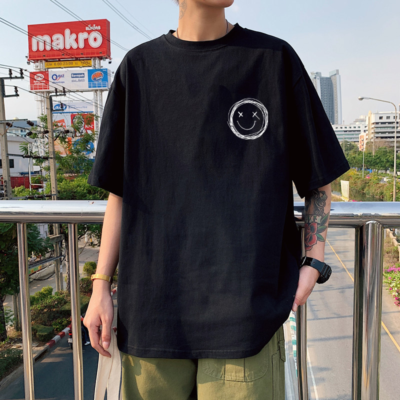สี่สี【ไซส์ M-8XL 】เสื้อยืดแขนสั้นผู้ชายสบาย ๆ นักเรียนญี่ปุ่นลายหน้ายิ้มแขนสั้นเสื้อยืดแขนสั้นขนาดใหญ่