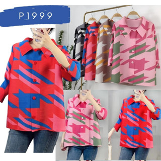 Pleatbynisa P1999 เสื้ออัดพลีทคอปกกระดุมผ่าหน้า ลายกราฟฟิกสีสันสดใส เนื้อผ้าคุณภาพ polyester100%