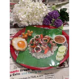 โมเดลกระเพราถาด (กระเพราทะเล) ไข่ดาว ไส้กรอก