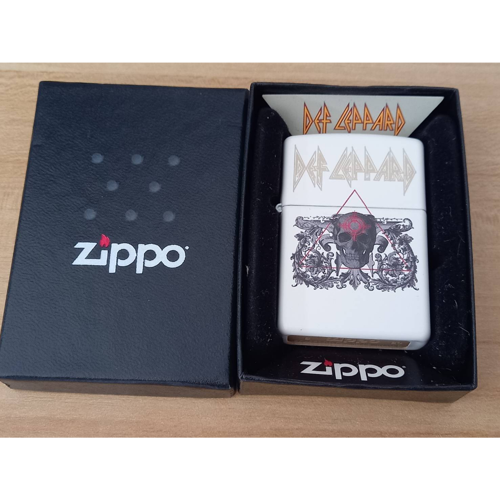 ZIPPO 49237  DEF LEPPARDสีขาวเมทาลิค  ลายแบบสกรีน+เลเซอร์  ของใหม่ไม่ผ่านการใช้งาน  มาพร้อมกล่องตรงร