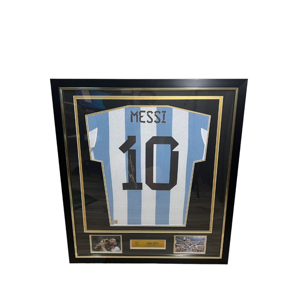 เสื้อบอล Messi พร้อมลายเซ็นของแท้ Argentina แชมป์บอลโลก 2022 ที่กาตาร์ เซ็นวันที่ 30/1/23 ที่ Paris