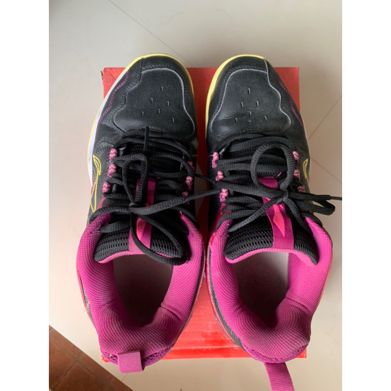 รองเท้าแบดมินตัน Lining มือสอง สภาพ95% ไม่มีรอยตำหนิ เบอร์ 41 EUR , 8 US พร้อมส่งฟรีค่ะ