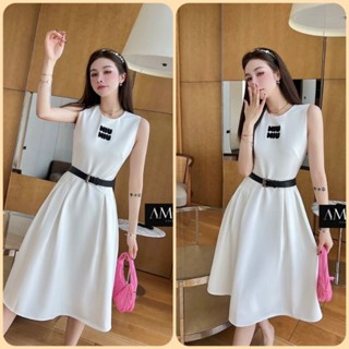 MAXI DRESSสั้นสีขาว MIU MIU WITH BELT ด้านหน้าปั้มอักษรนูน 3D มาพร้อมเข็มขัด MIU MIU