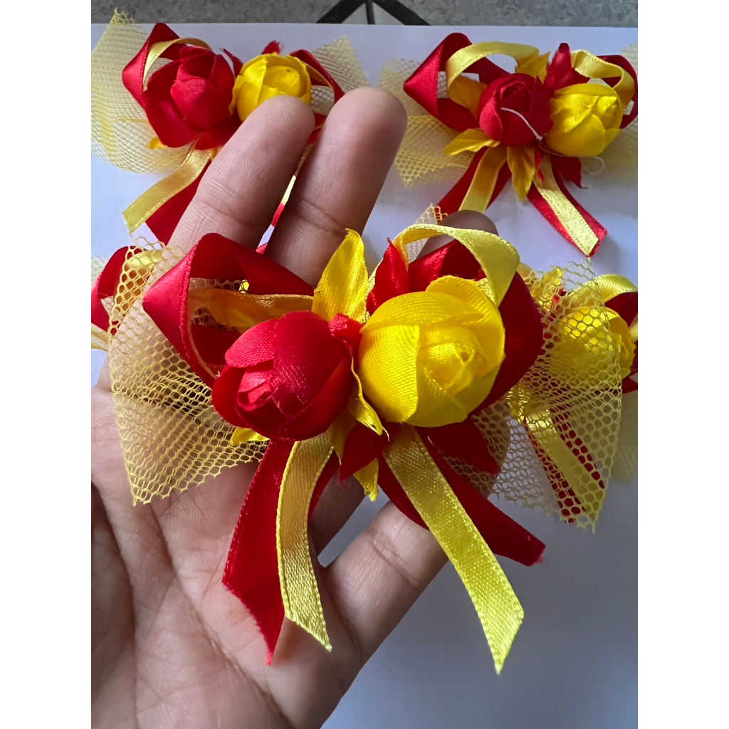 โบว์ติดของขวัญ (โบว์ติดของขวัญ ตกแต่งตาข่าย ดอกกุหลาบตูมสีแดงสีเหลือง ขนาด7 ซม.) โบว์ ผ้าอย่างดีตกแต่งตาข่ายNEW