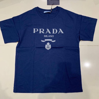 PRADA MILANO PRINTED COTTON T-SHIRT เสื้อยืดคอกลมแขนสั้น แบรนด์ปราด้า สกรีนตัวหนังสือโลโก้