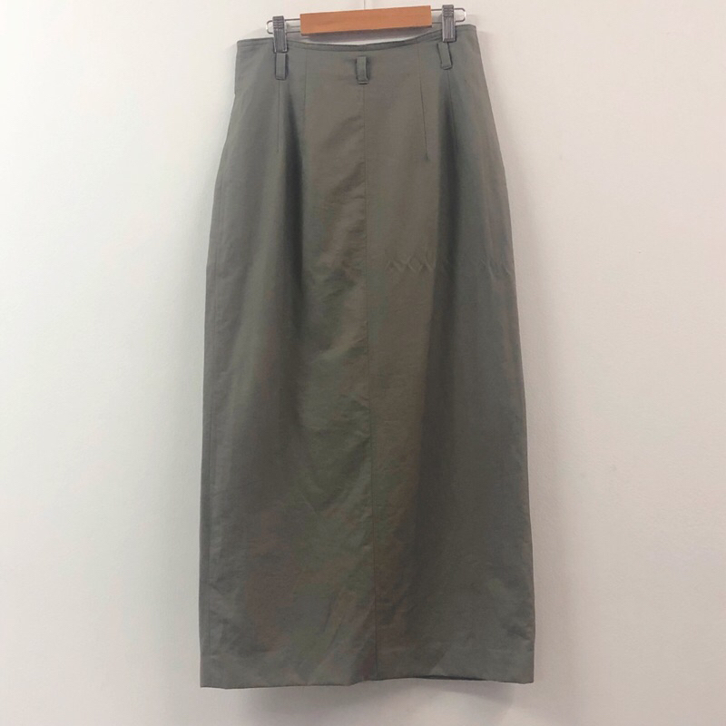 กระโปรงเอวสูงโทนสีเขียมโอลีฟ ตรงเอวไม่มีสม็อคยางยืด หลังมีซิปรูดยาว แบรนด์ Dacapo เอว 27-28 นิ้ว