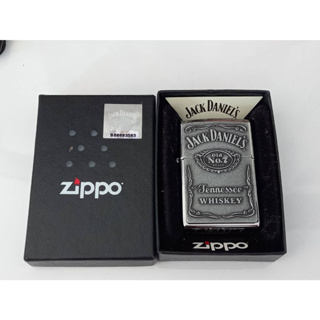 ZIPPO 250JD 427 JACK DANIELS  HIGH POLISH CHROME  EMBLEM ATTACHED   สีเงินผิวโครเมี่ยมขัดเงา ติดพิณนูนจากโรงงาน  ของใหม