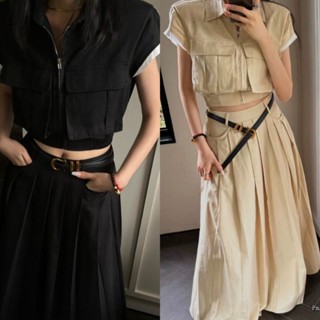 Set 2 ชิ้น งานเกาหลีแนะนำเลยย เสื้อครอปแขนล้ำดีเทลเก๋ทรงครอปจั้มยืดข้าง กระเป๋าหน้า ซิปหน้า มาพร้อมกระโปรงยาว