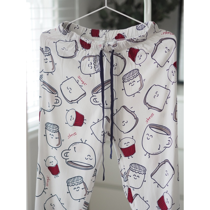 กางเกงสีขาวลายการ์ตูนแบรนด์ OYSHO SIZE XS มือสอง สภาพดี รูปถ่ายจากสินค้าจริง