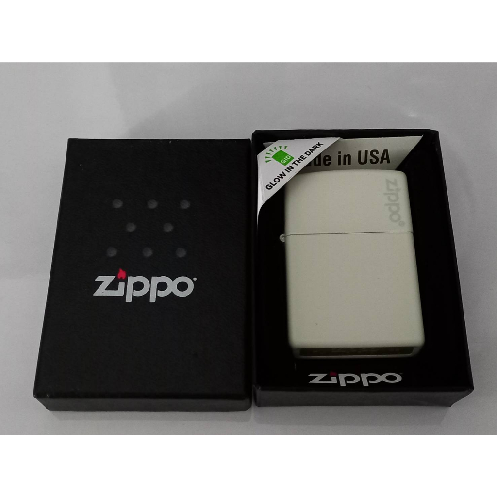 ZIPPO 49193ZL GLOW IN THE DARK ZIPPO LOGO   สีขาวเรืองแสง ลายโลโก้  ของใหม่ไม่ผ่านการใช้งาน  มาพร้อมกล่องตรงรุ่น