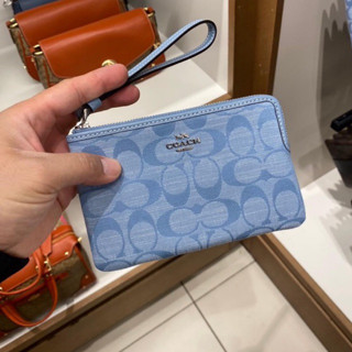 พร้อมส่ง แท้ 🇺🇸💯% New Coach คล้องมือ 1 ซิป S CORNER ZIP WRISTLET IN SIGNATURE CHAMBRAY (COACH CH371) SILVER/CORNFLOWER M