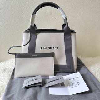 New Balenciaga cabas small bag ไซส์นี้ไม่มีสายยาวนะคะ Size 31 x 23 x 18 cm อุปกรณ์ ถุงผ้า การ์ด ใบเสร็จ