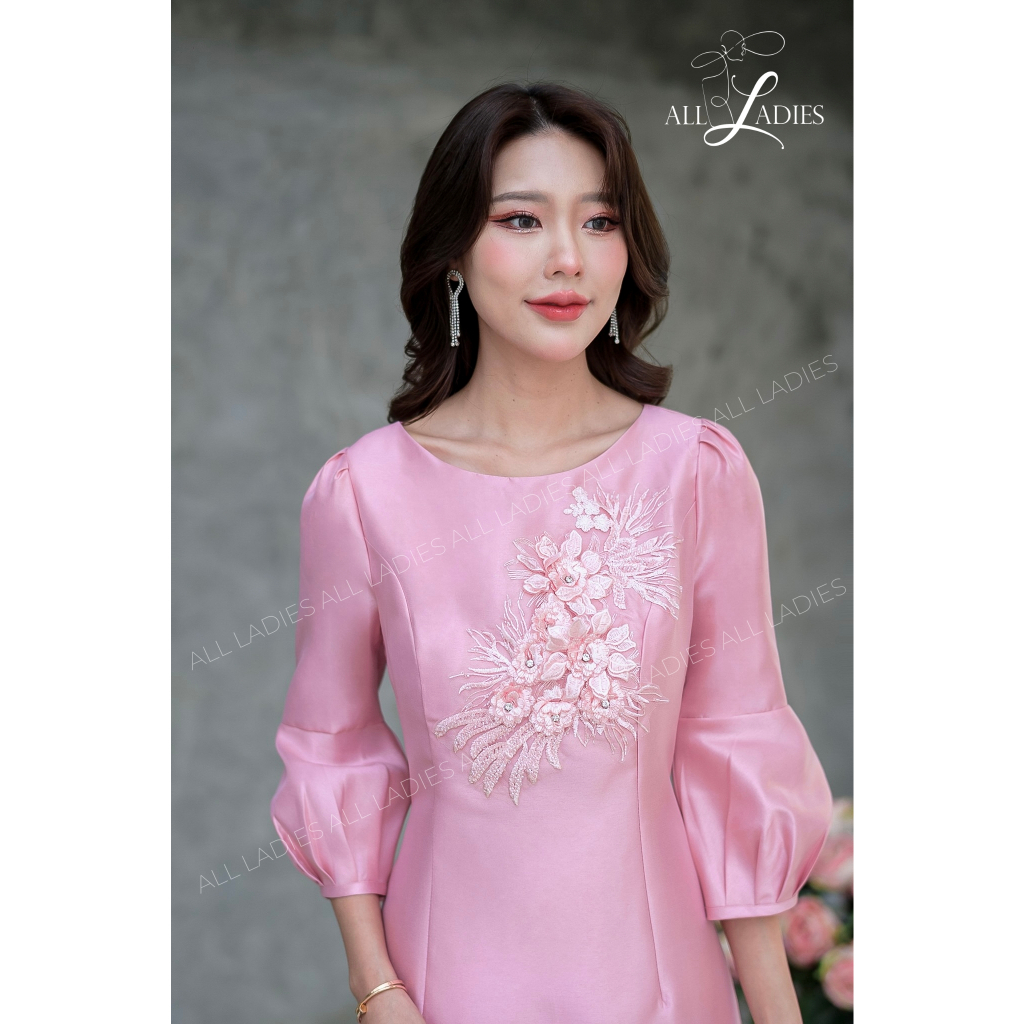 All Ladies เดรสแขนบอลลูนรุ่นใหม่ แต่งดอกไม้ช่วงอกสวยงาม เดรสสไตล์เรียบหรู งานพร้อมส่ง