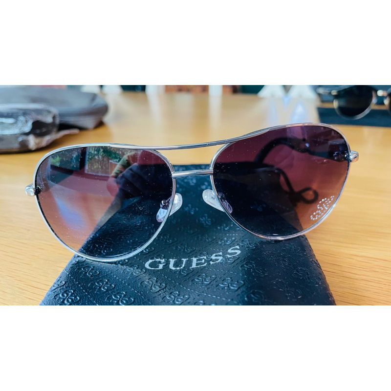 แว่นตากันแดด Guess มือสองของแท้