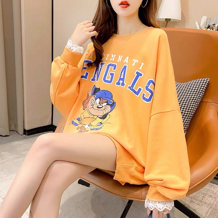 เสื้อแขนยาวคอกลม Oversize (อก 52 นิ้ว) สกีลลายด้านหน้า ปลายแขนแต่งลูกไม้ ผ้าคอตตอล  B29