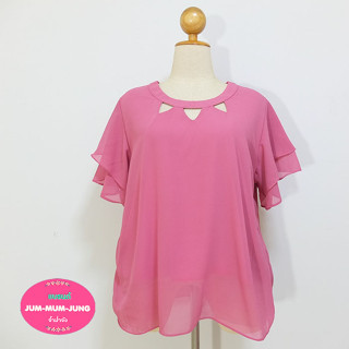 เสื้อคนอ้วนผ้าชีฟองสีชมพูกลีบบัวแต่งคอเสื้อเจาะสามเหลี่ยมแขนระบาย มีซับใน สวยหวานน่ารักมากๆค่ะ
