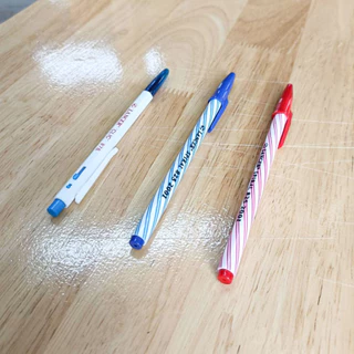 ปากกา Lancer ขนาด 0.5 0.7 มม. มีสี น้ำเงิน แดง แบบลูกลื่นมีปลอก แบบกด ราคาไม่แพงแต่ใช้ดีมาก ยี่ห้อแลนเซอร์ PEN MK