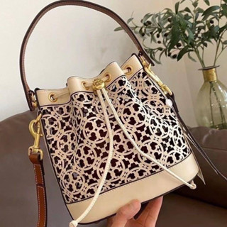 To//ry Burch T Monogram Laser-Cut Bucket Bag กระเป๋าถือหรือสะพายไหล่ Code:B8D09050366 แบรนด์แท้ 100% งาน Outlet