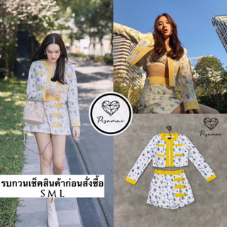 เซ็ตเสื้อแขนยาวสีขาวลายกราฟฟิกดอกไมอแต่งขอบเหลือง มาคู่กับกางเกง(กระโปรง)ป้าย เหมาะเป็น everydaylook น่ารักๆ ดาราใส่เยอะ