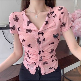 Ey#5508#พร้อมส่งเสื้อครอปแขนสั้นคอปกหน้าผ้าไหมพรมปั้มลายผีเสื้อ เนื้อผ้านุ่มยืดยุ่น