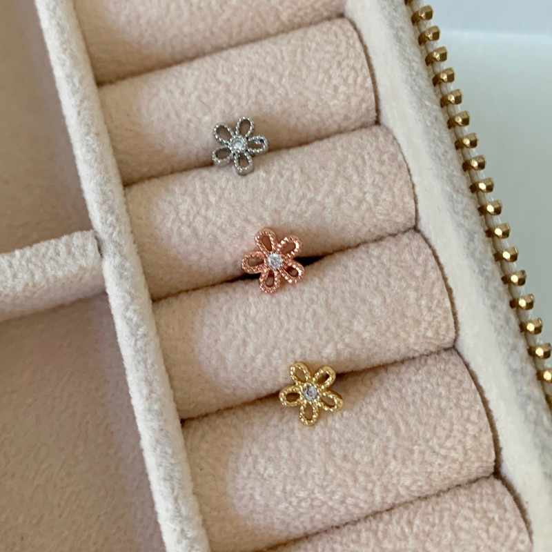 จิวหูแป้นกลม wild flower piercing