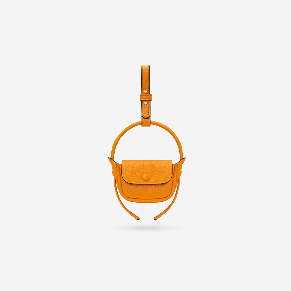 VERA Lundi Pod กระเป๋าจิ๋วไว้ตกแต่งเพิ่มความ cute ให้กับกระเป๋าใบโปรด ใส่ของชิ้นเล็กเช่นหูฟังไร้สายหรือกุญแจรถได้