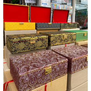 กล่องกำมะหยี่ 3 ชั้น ผ้าไหมลายไทย ขนาด 23x33x10 cm. 54 ช่อง ขนาดช่อง 5x7 cm. โทนสีชมพู มาใหม่เพิ่มทรัพย์กล่องพระ