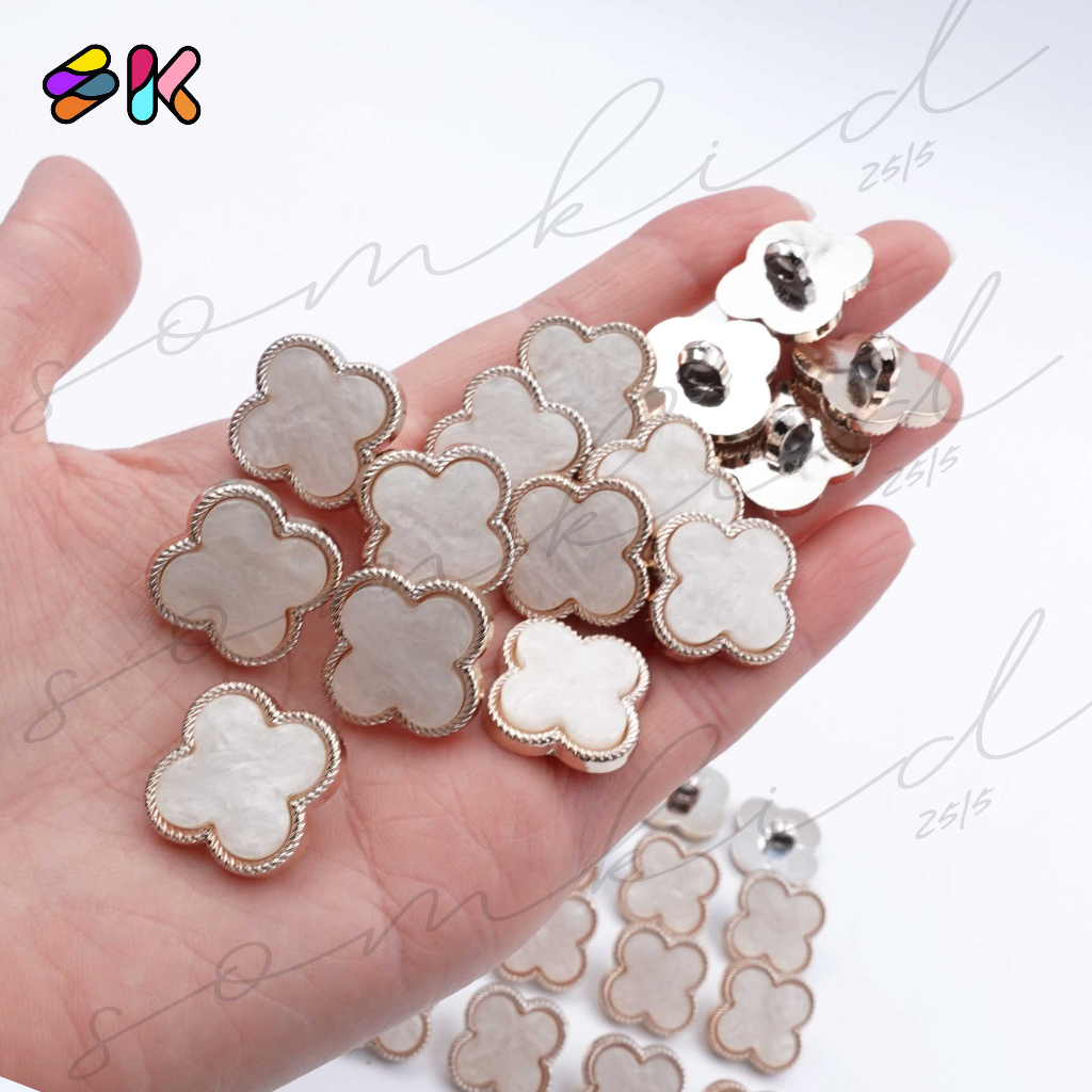 somkid กระดุมหน้ามุกหินอ่อน ลายดอกไม้4แฉก ขอบสีโรสโกล มีขาสอยก้น ขนาด 20mm (size 34L) เนื้อพลาสติกชุบ สวยหรูหรา