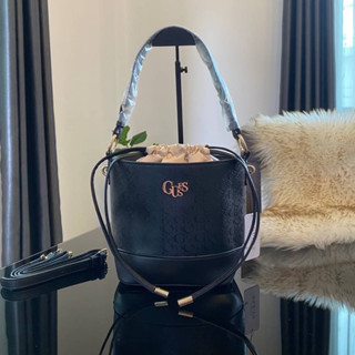 Guess Agata Bucket Handbag กระเป๋ารุ่นใหม่ล่าสุดทรงถังสุดน่ารัก พิมพ์ลายรอบใบ