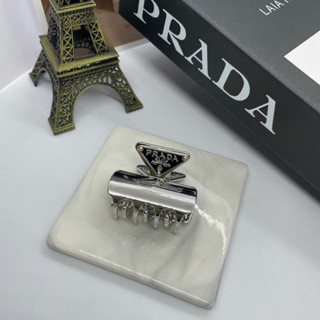 Prada triangle-logo claw hair clip กิ๊บเหล็กเงิน ตัวหนีบ ประดับโลโก้ ปราด้า สีเงินเงามาก ถ่ายจากสินค้าจริง  พร้อมส่ง