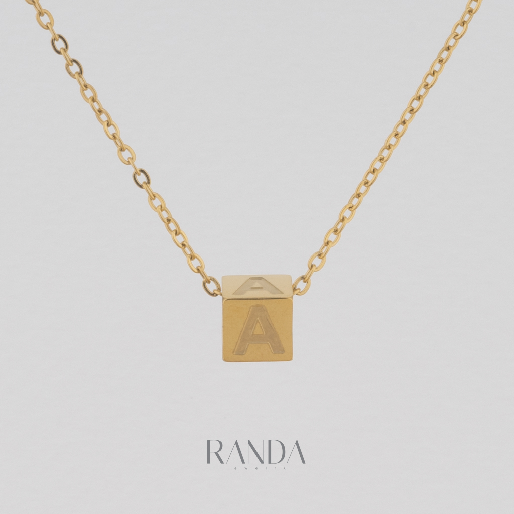 Randa สร้อยคอตัวอักษรจี้ลูกเต๋าสีทอง ตัวพิมพ์ใหญ่ A-Z สแตนเลส เลือกความยาว DIY มินิมอล ไม่ลอกไม่ดำ ลงทะเล โดนน้ำหอมได้