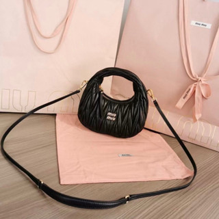 MiuMiu Wander matelassé nappa leather hobo mini-bag(Ori)เทพ 📌size 17.5x14x5.5 cm. 📌สินค้าจริงตามรูป งานสวยงาม หนังแท้💯