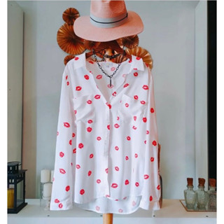 เสื้อเชิ้ตสีขาวลายปากสีแดง ผ้าดีนุ่มทิ้งตัว ใส่สบาย ฟรีไซร้ งานแบรนด์ สภาพเทียบมือ1