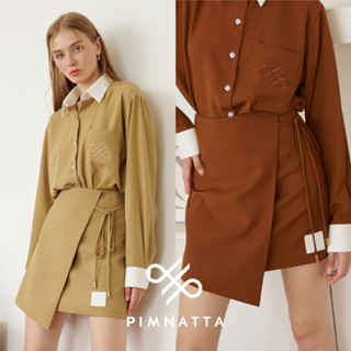 PIMNATTA Zen Skirt กระโปรงสั้นทรงเอป้าย ดีเทลเชือกผูกเอวและป้ายหนังโลโก้แบรนด์