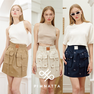 PIMNATTA Vicky Skirt กระโปรงสั้นทรงเอ มีกระเป๋าหน้า ทอลายโลโก้แบรนด์