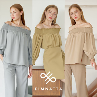 PIMNATTA Sonya Top เสื้อสม็อคปาดไหล่ แขนยาว ตกแต่งป้ายหนังโลโก้แบรนด์