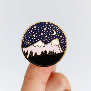 เข็มกลัด / หมุดโลหะ ภูเขาและท้องฟ้าตอนกลางคืนดาวเต็มท้องฟ้า  Pin Starry Night Mountain 🏔💙🤍💜🌟 (Hard Enamel Pin)