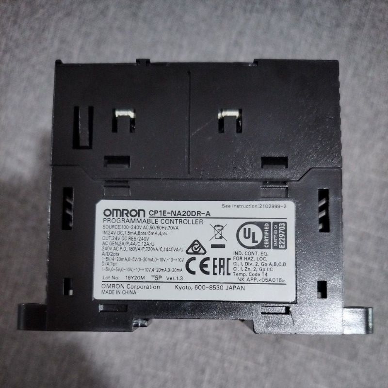 PLC OMRON (CP1E-NA20DR-A)