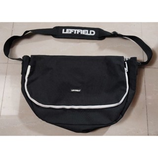 กระเป๋าสะพาย leftfield สีดำ