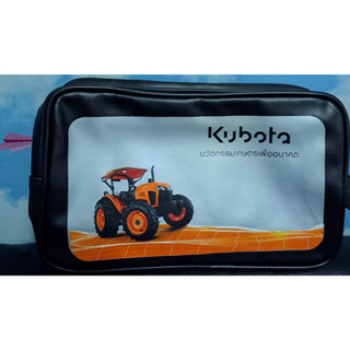 กระเป๋า สีดำของ KUBOTA แบบพกพา สามารถถือได้ทั้งทรางแนวตั้ง ทรงแนวนอน