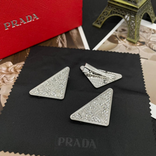 Prada Metal Hair Clip หนีบปากเป็ด  กิ๊บหนีบปากเป็ด หนีบผม โชว์โลโก้ปราด้า ฝังเพชร คริสตัล ประดับผมหน้าม้า ก็สวยเก๋