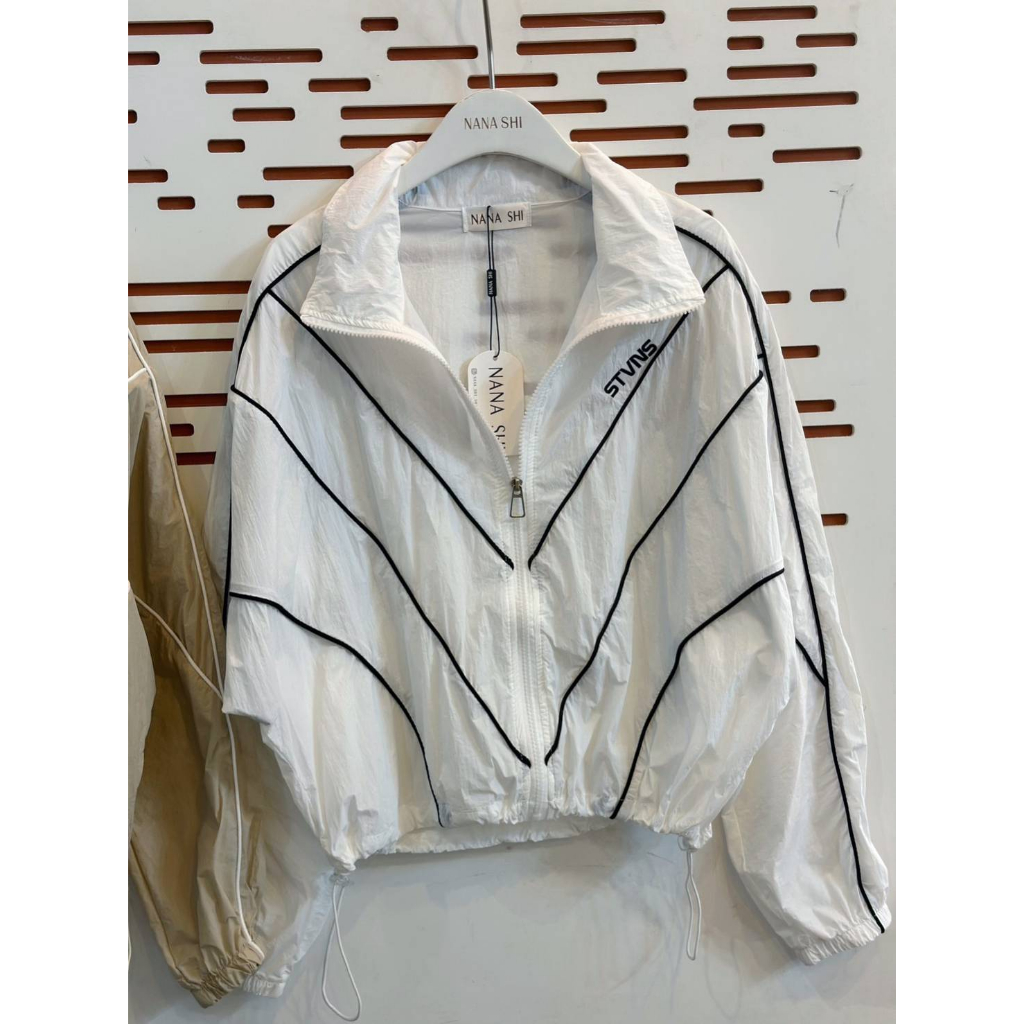 CG167 แจ๊คเก็ตผ้าร่ม รุ่นนี้ใส่ได้ทั้งชายหญิงนะคะ ใส่เป็นคู่คือน่ารักกมากๆ เป็นผ้าร่มเนื้อบางนะคะ ใส่กันแดดกันลม