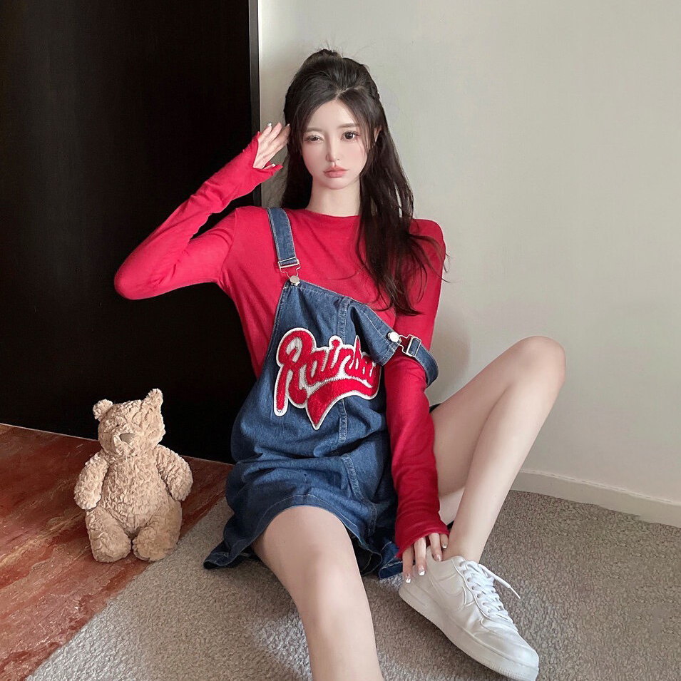 เอี๊ยมยีนส์ขาสั้นทรงบอลลูน ทอลาย Rainbow มีกระเป๋าแมชท์กับเสื้อเก๋ๆได้ทุกแบบทุกสไตล์