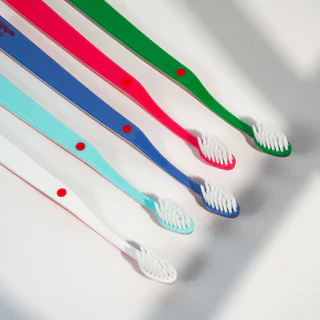 แปรงสีฟันสำหรับคนทั่วไป EDELWHITE UltraSoft Flosserbrush