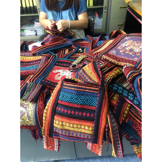 กระเป๋าผ้าพื้นเมืองขนาด 9*9 นิ้วมีซับในมีซิป2ซิป คละลาย ราคาถูกเพียงใบละ39บาท สีสันสวนงามฝีมือเย็บละเอียด