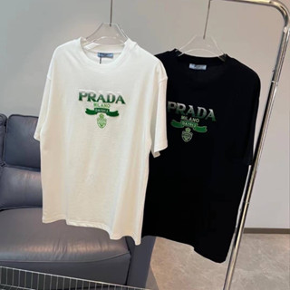 PRADA WHITE &amp; GREEN GRADIENT MILANO DA1913 LOGO PRINT COTTON T-SHIRT เสื้อยืดคอกลมแขนสั้น แบรนด์ปราด้า